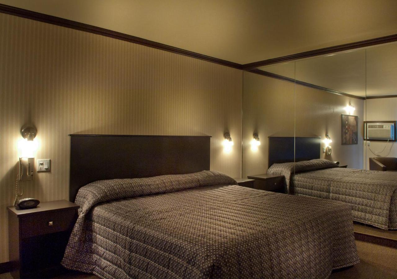 Ramada By Wyndham Laval Hotel Bagian luar foto