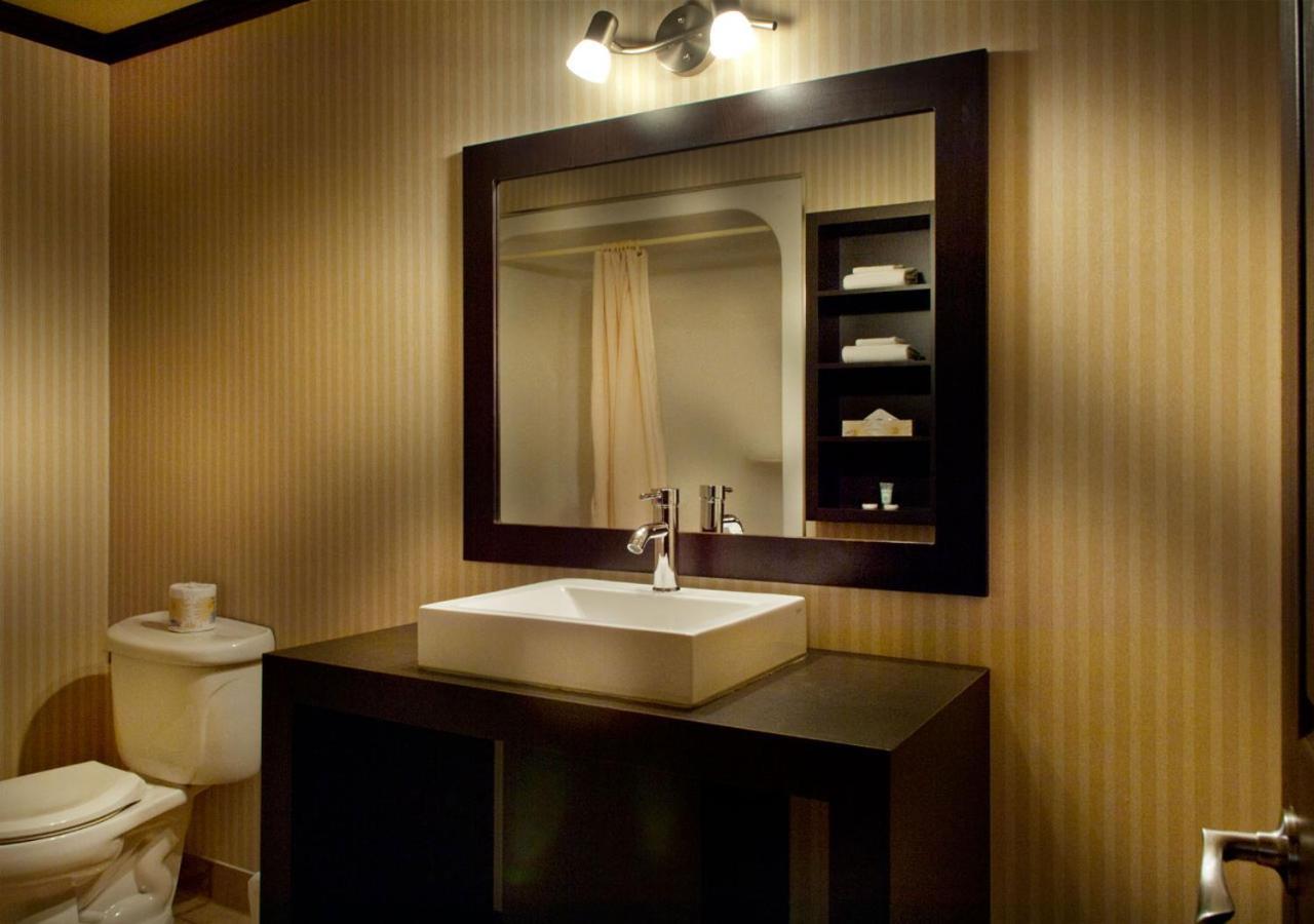 Ramada By Wyndham Laval Hotel Bagian luar foto