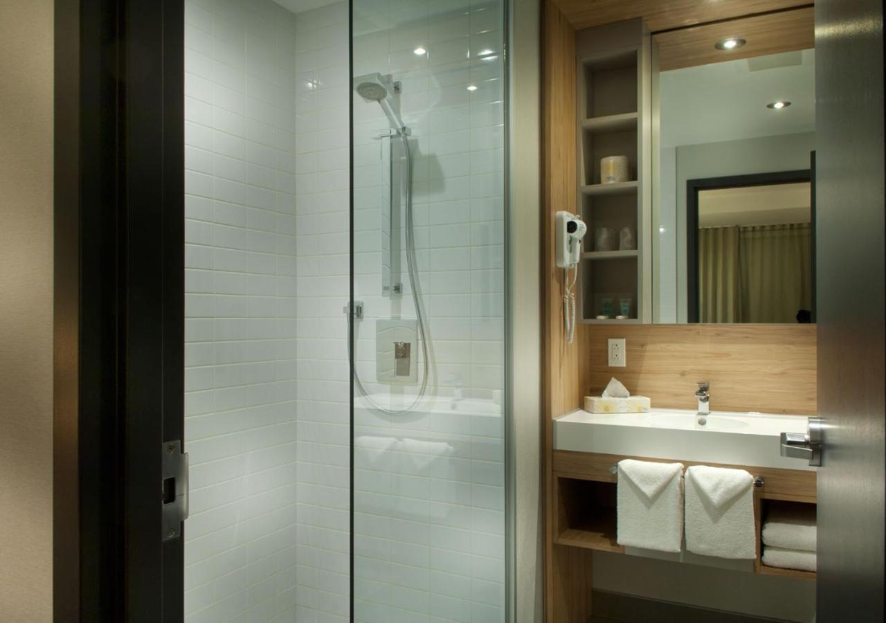 Ramada By Wyndham Laval Hotel Bagian luar foto