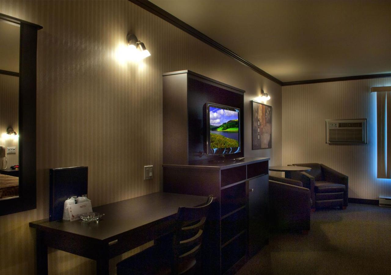 Ramada By Wyndham Laval Hotel Bagian luar foto