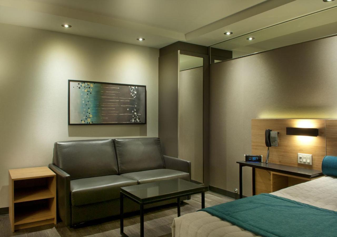 Ramada By Wyndham Laval Hotel Bagian luar foto