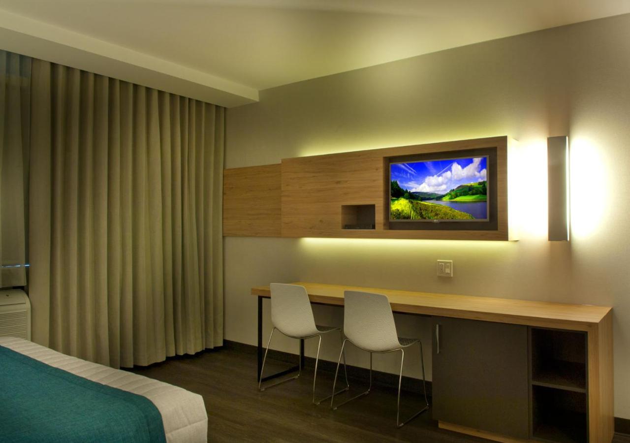 Ramada By Wyndham Laval Hotel Bagian luar foto
