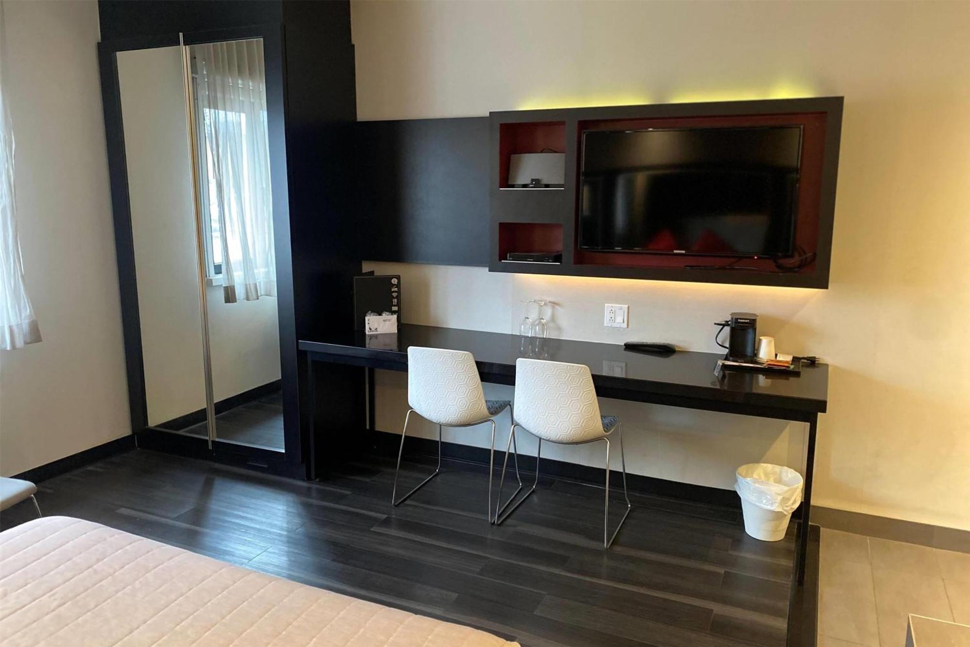 Ramada By Wyndham Laval Hotel Bagian luar foto