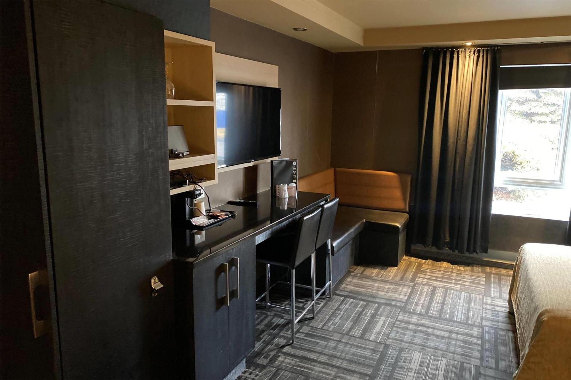 Ramada By Wyndham Laval Hotel Bagian luar foto
