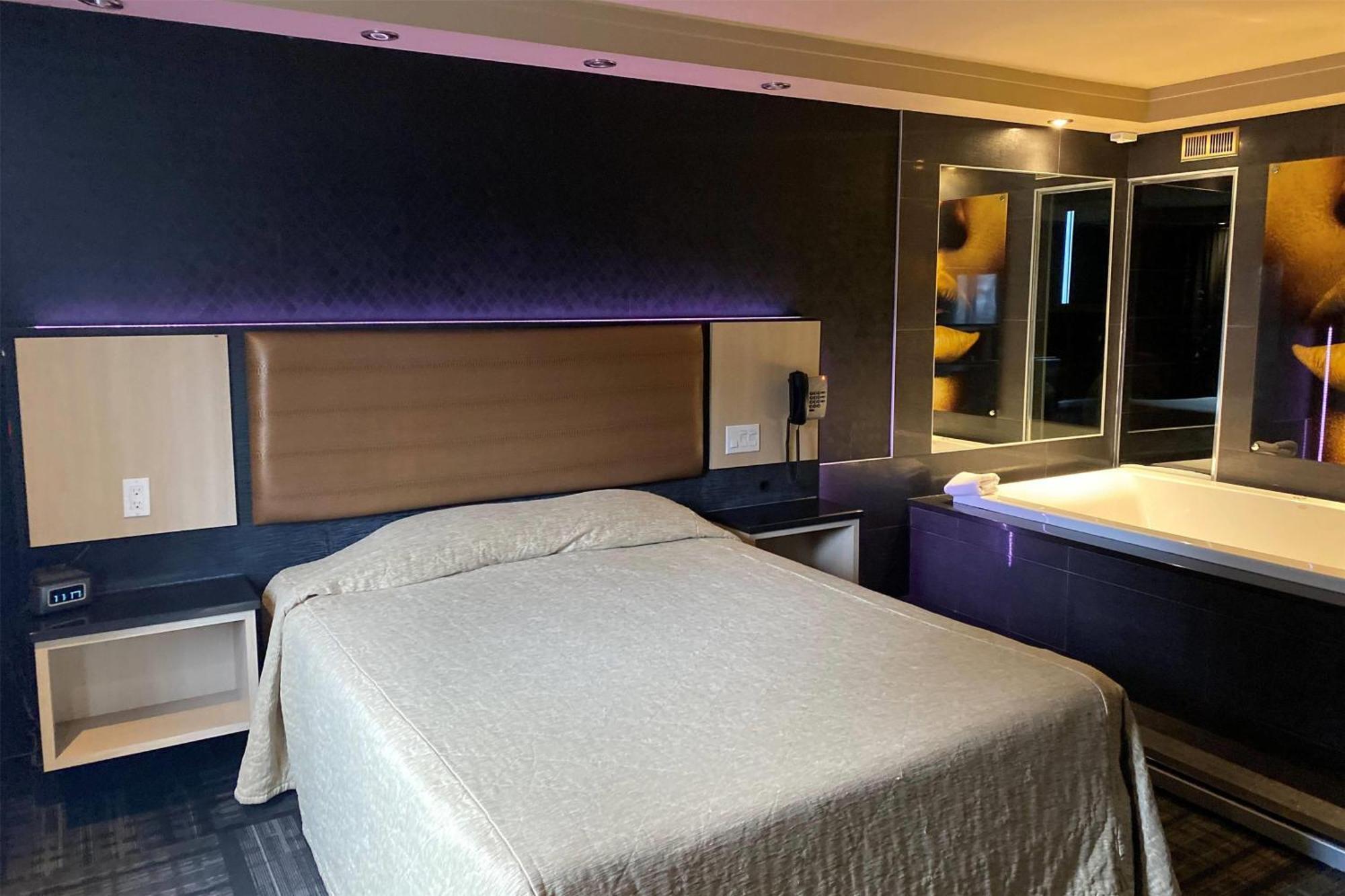 Ramada By Wyndham Laval Hotel Bagian luar foto