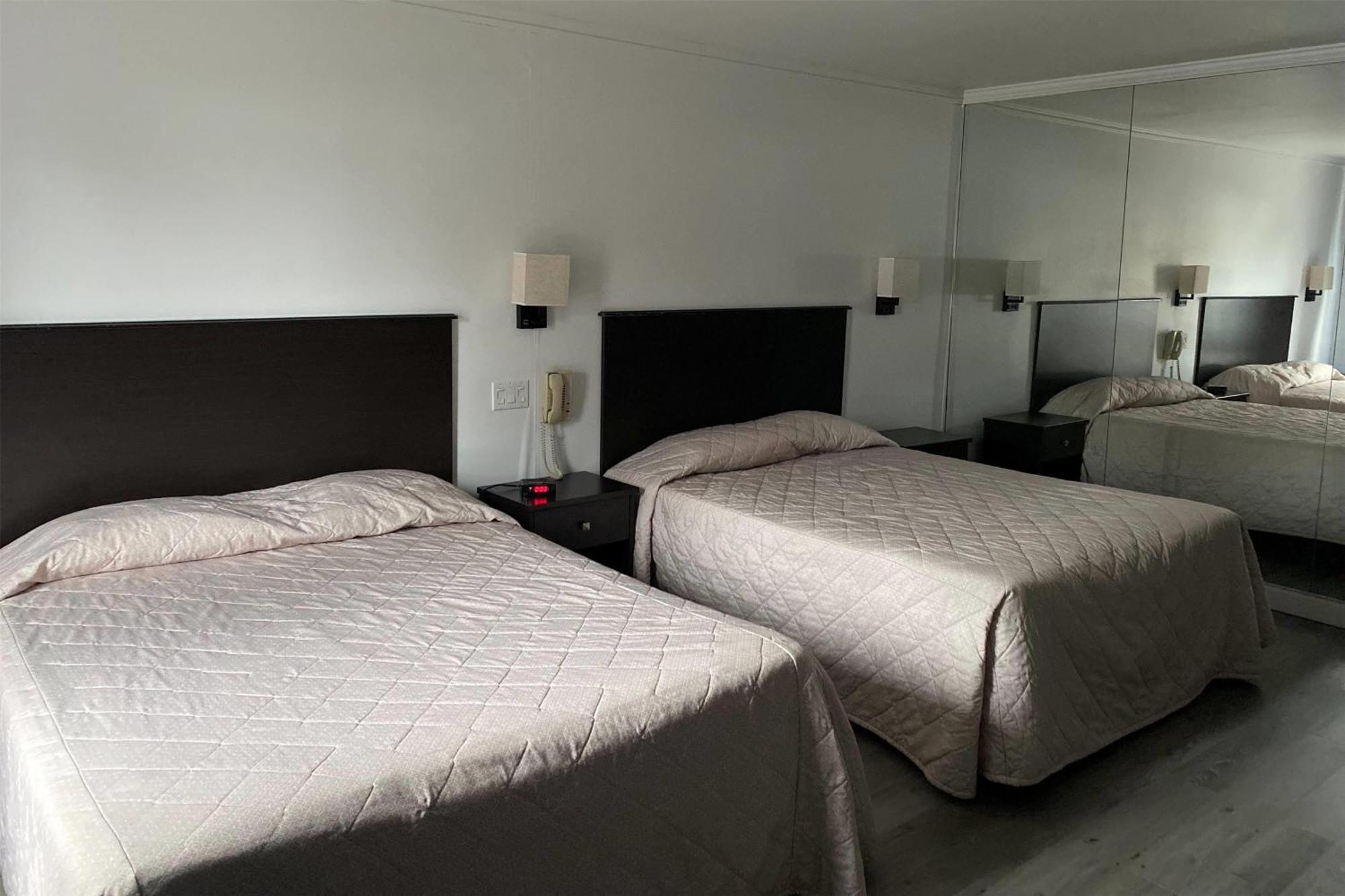 Ramada By Wyndham Laval Hotel Bagian luar foto