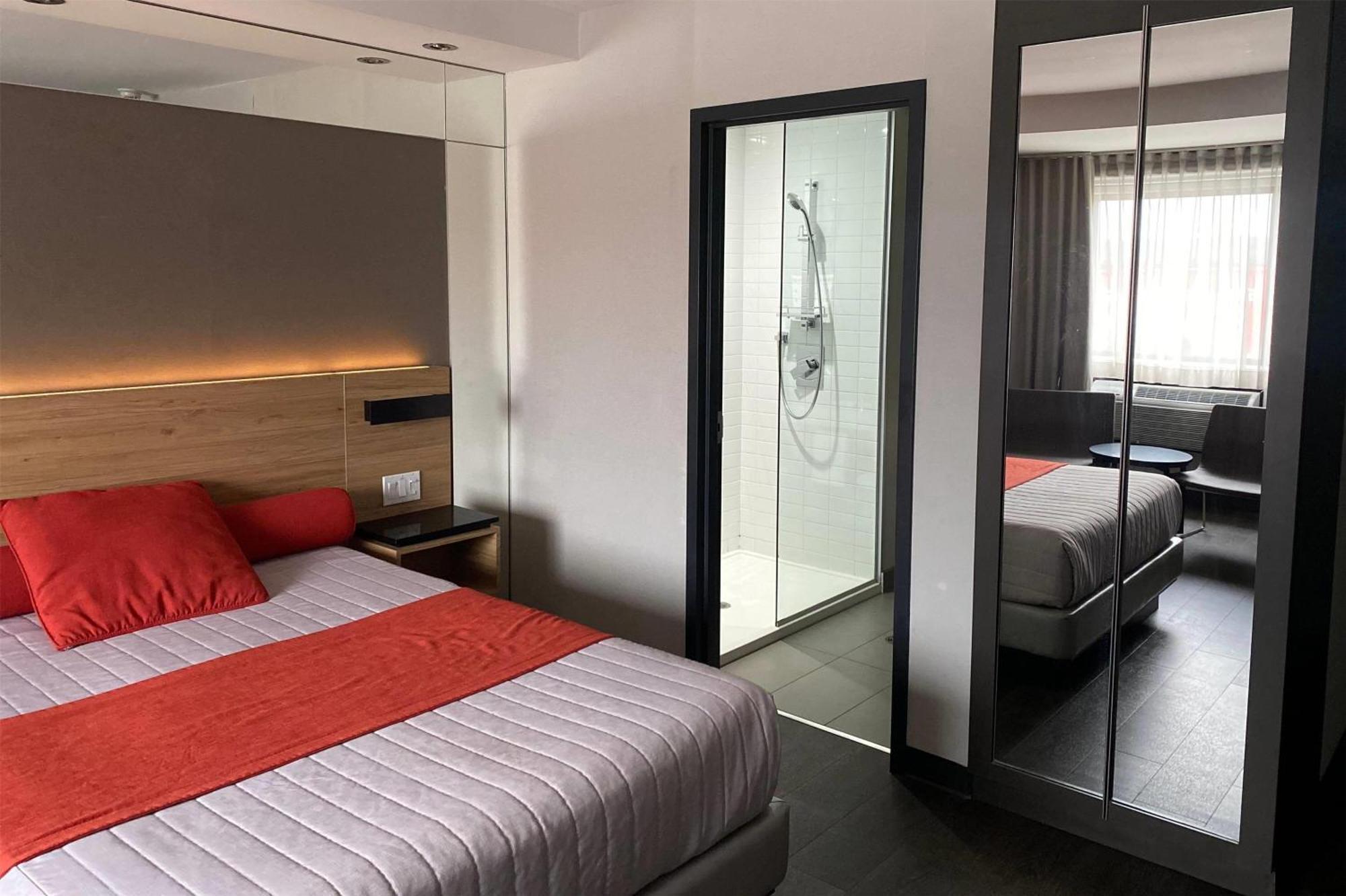 Ramada By Wyndham Laval Hotel Bagian luar foto