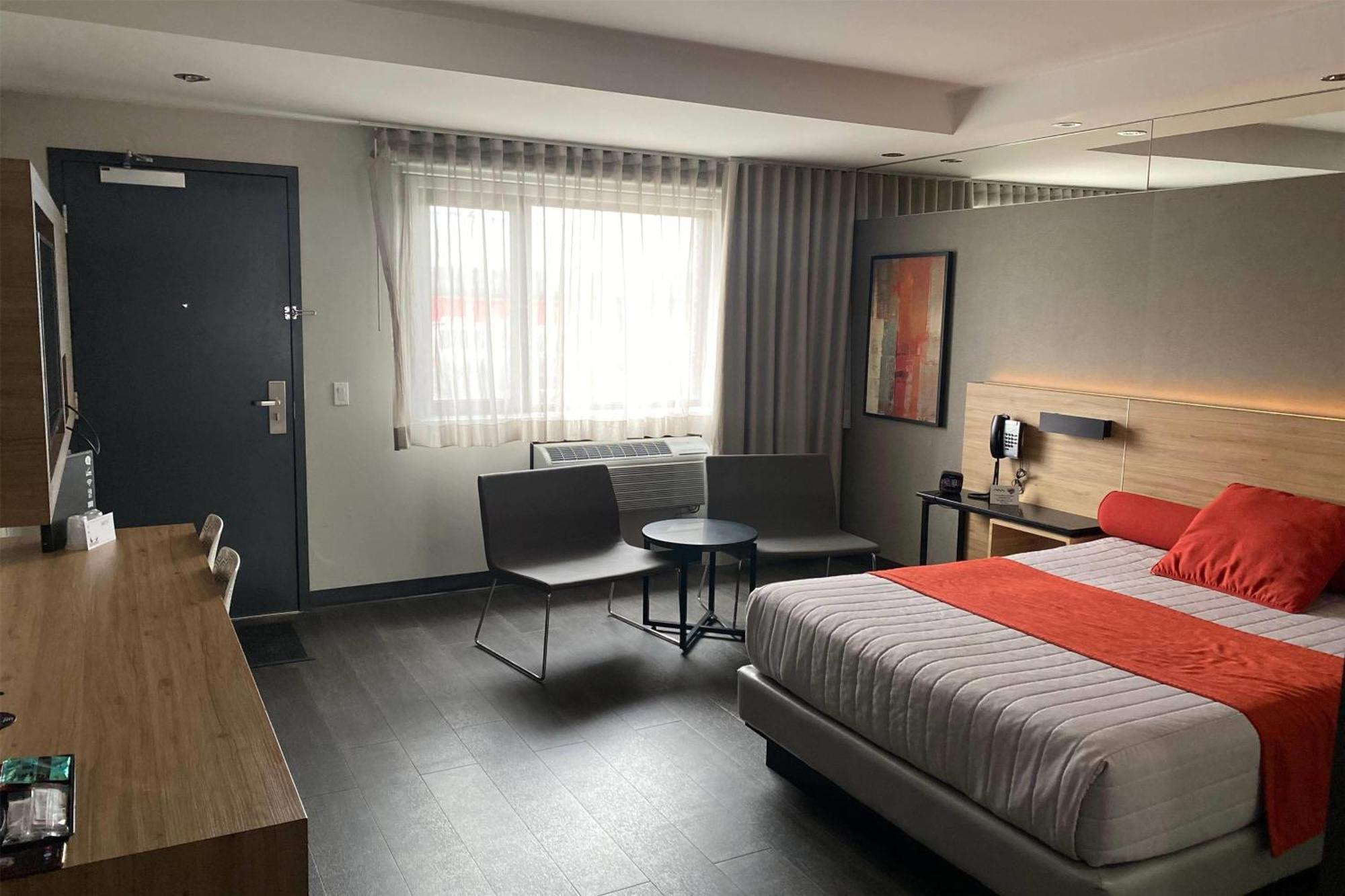 Ramada By Wyndham Laval Hotel Bagian luar foto