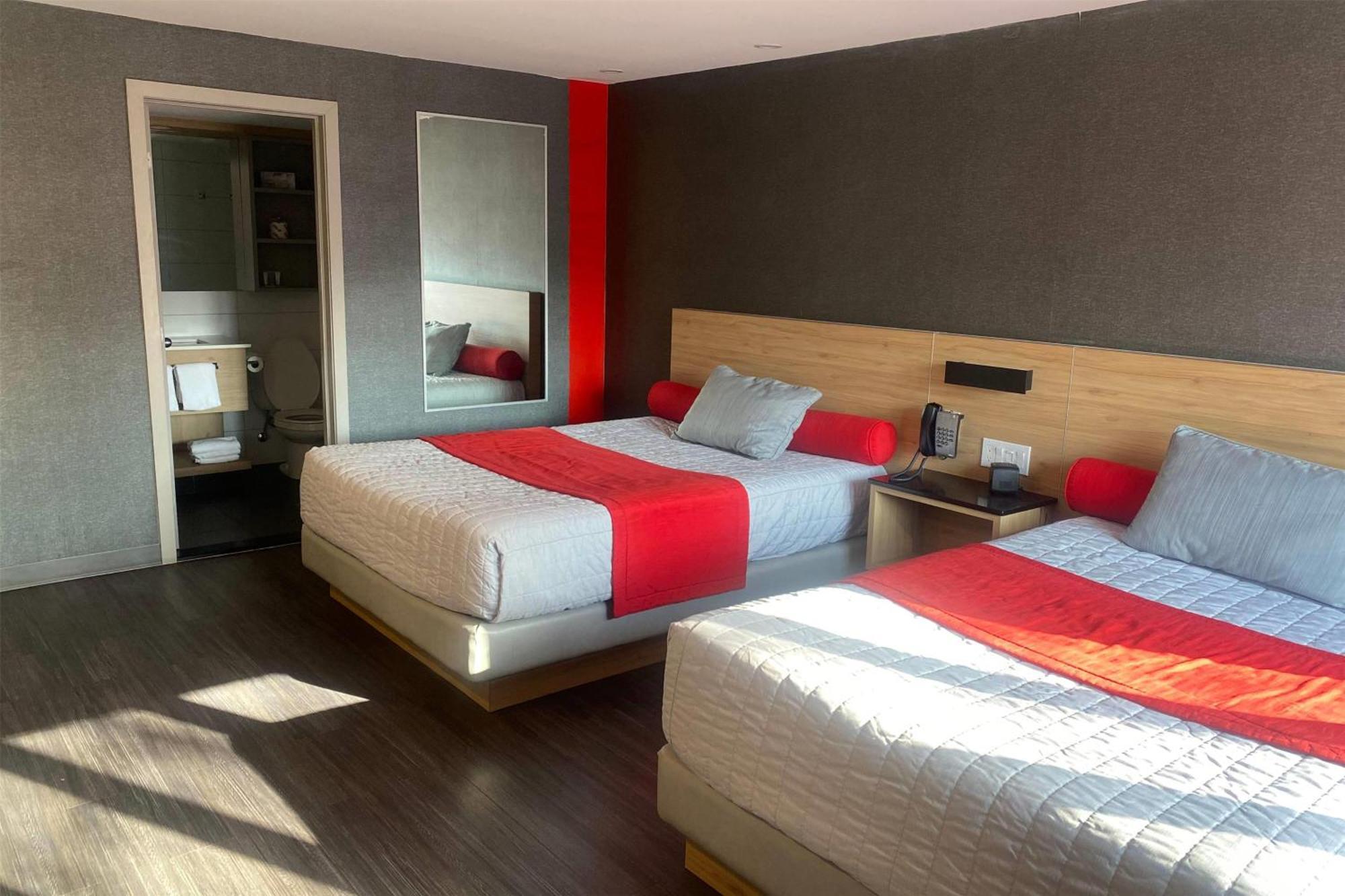 Ramada By Wyndham Laval Hotel Bagian luar foto