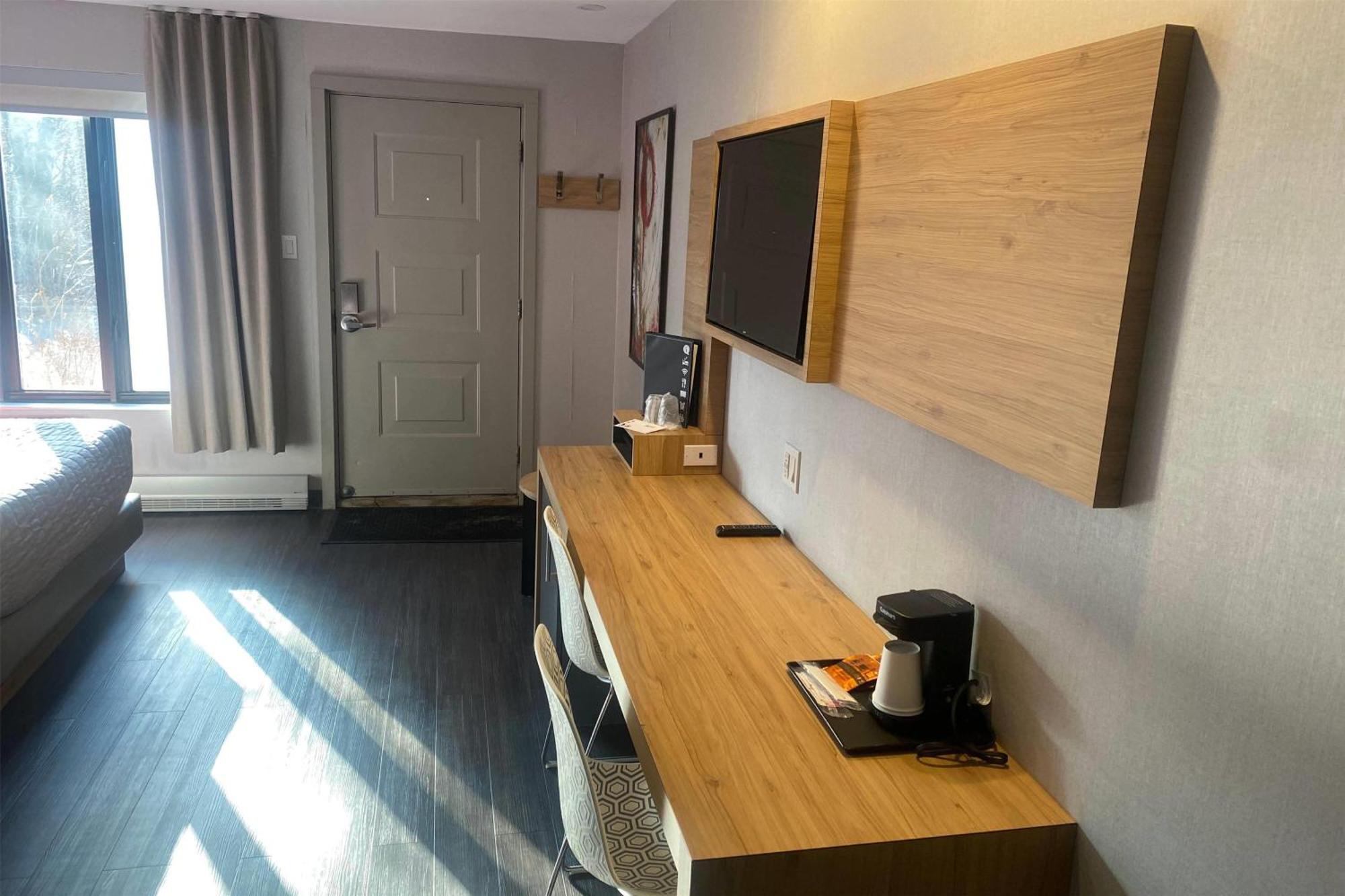 Ramada By Wyndham Laval Hotel Bagian luar foto
