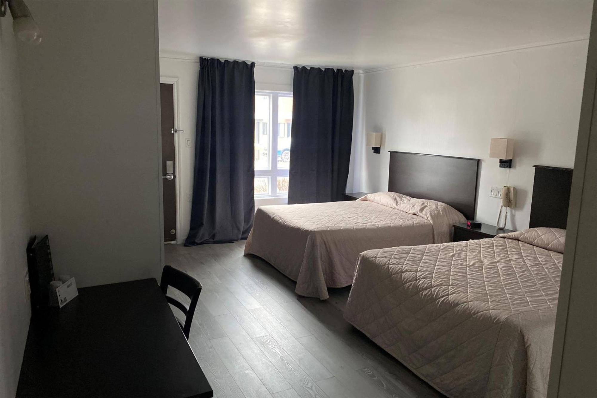 Ramada By Wyndham Laval Hotel Bagian luar foto