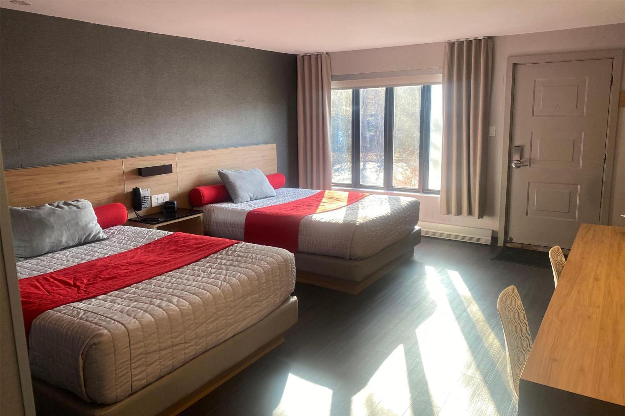 Ramada By Wyndham Laval Hotel Bagian luar foto