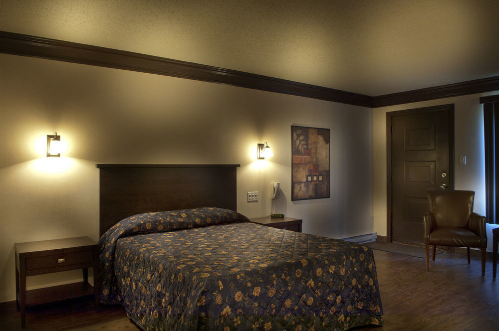 Ramada By Wyndham Laval Hotel Bagian luar foto
