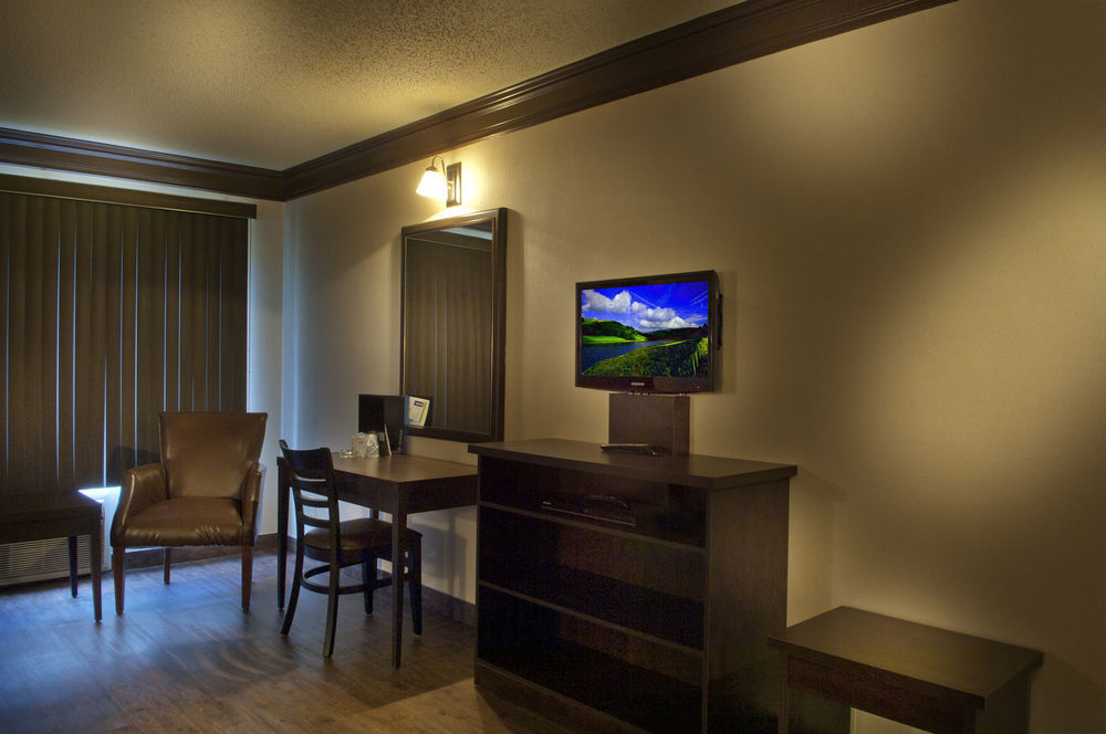 Ramada By Wyndham Laval Hotel Bagian luar foto