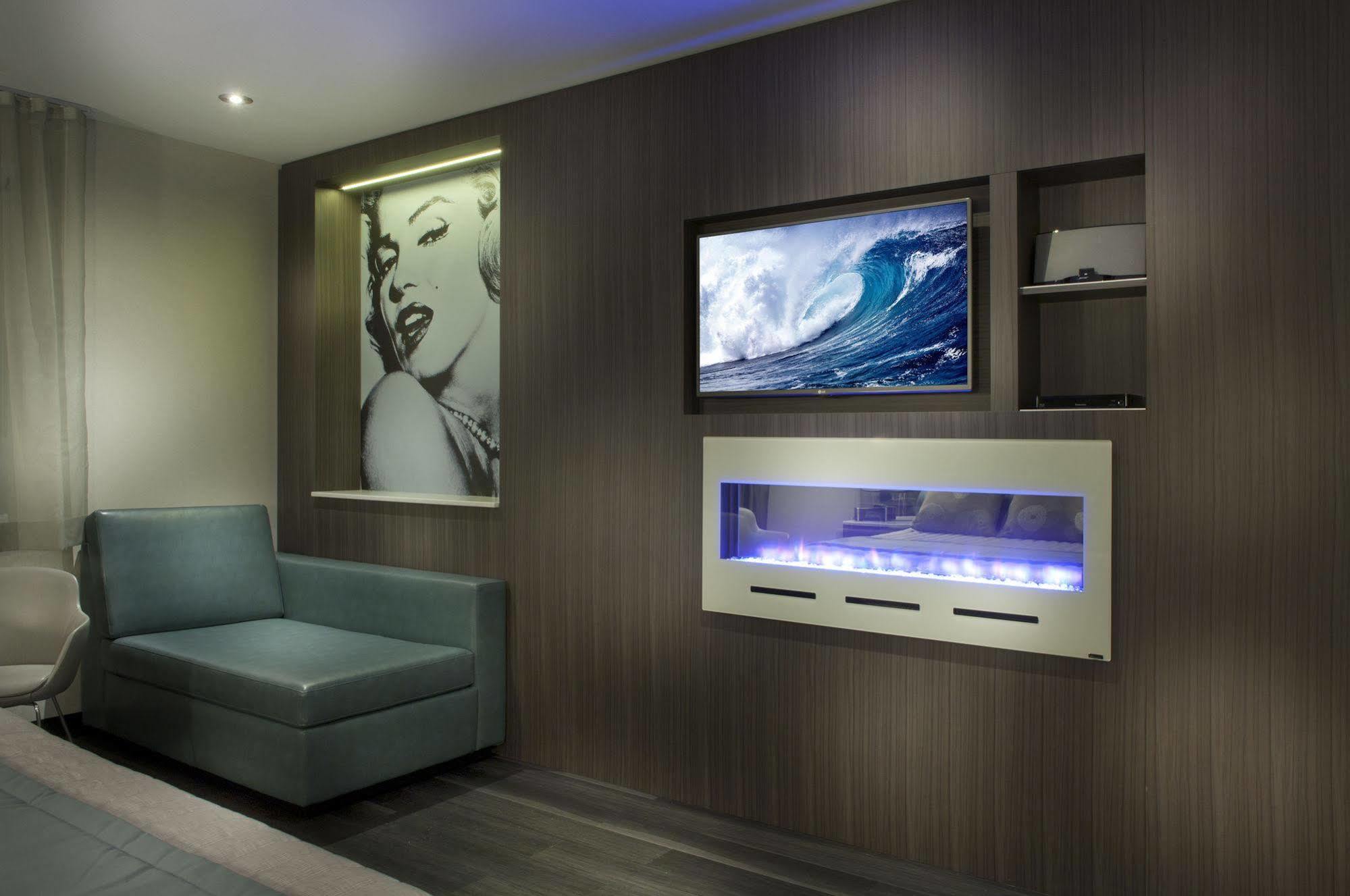 Ramada By Wyndham Laval Hotel Bagian luar foto