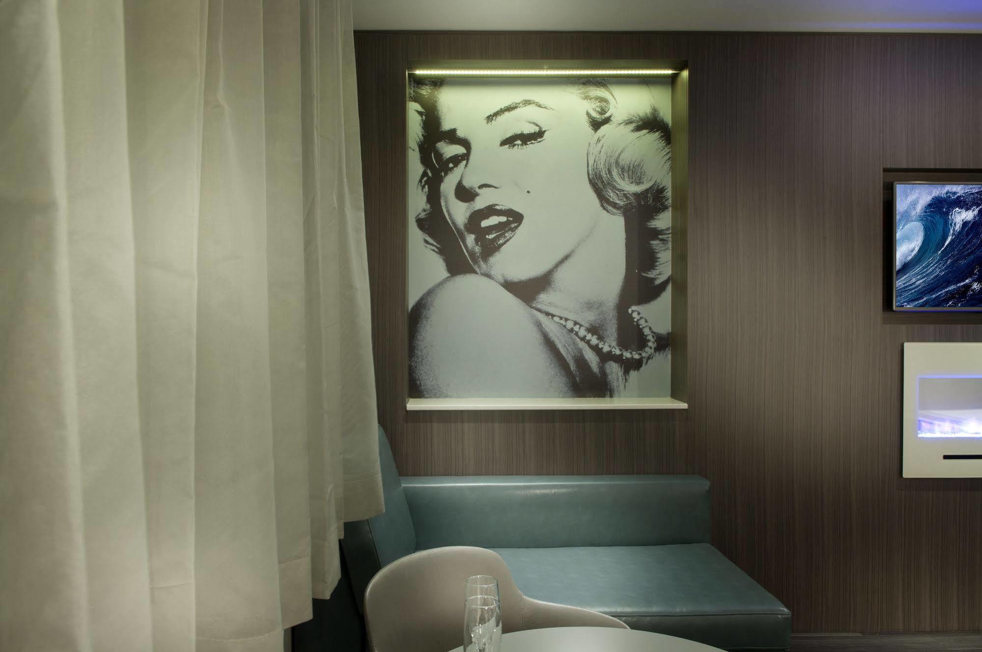 Ramada By Wyndham Laval Hotel Bagian luar foto