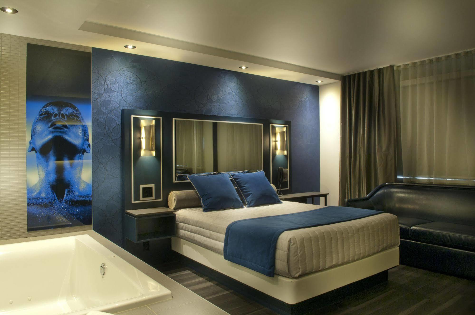 Ramada By Wyndham Laval Hotel Bagian luar foto