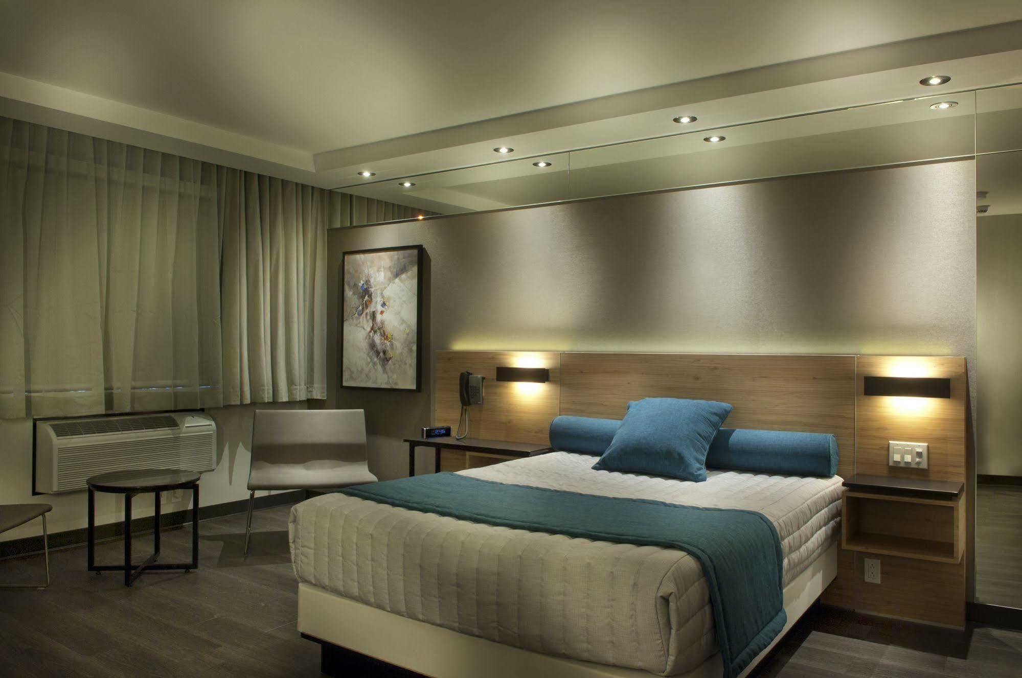Ramada By Wyndham Laval Hotel Bagian luar foto