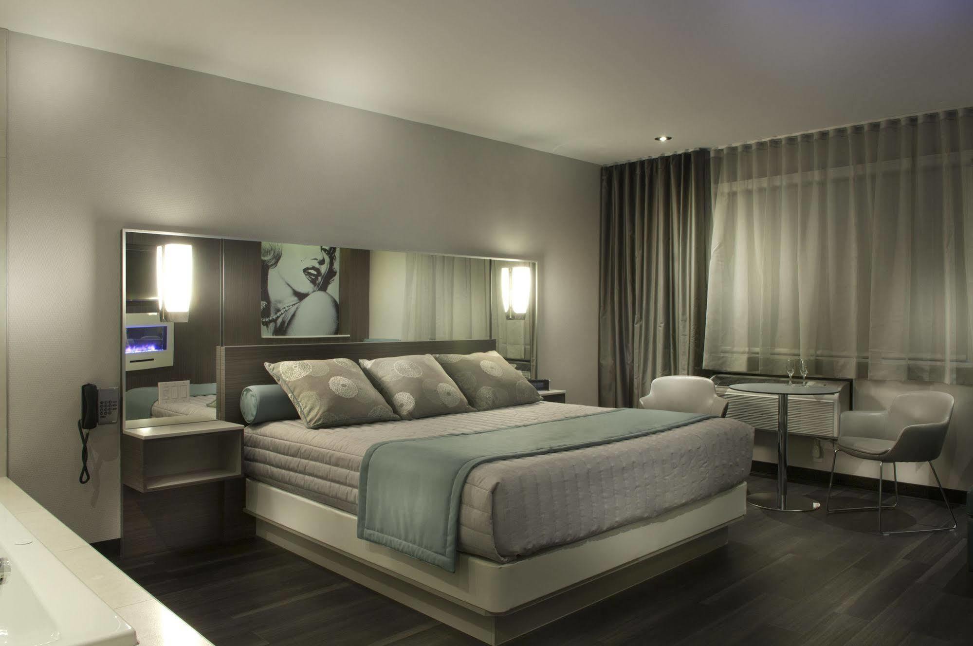 Ramada By Wyndham Laval Hotel Bagian luar foto
