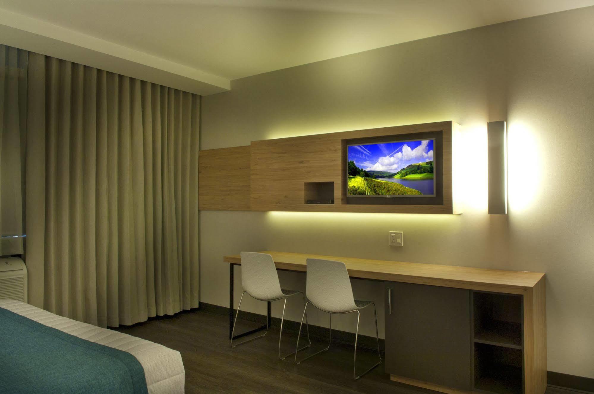 Ramada By Wyndham Laval Hotel Bagian luar foto